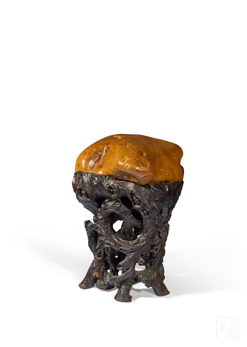 ROCHER EN PIERRE DE CIRE JAUNE ET SON SOCLE EN BOIS NOUEUX  CHINE, DYNASTIE QING (1644-1911) - 图1